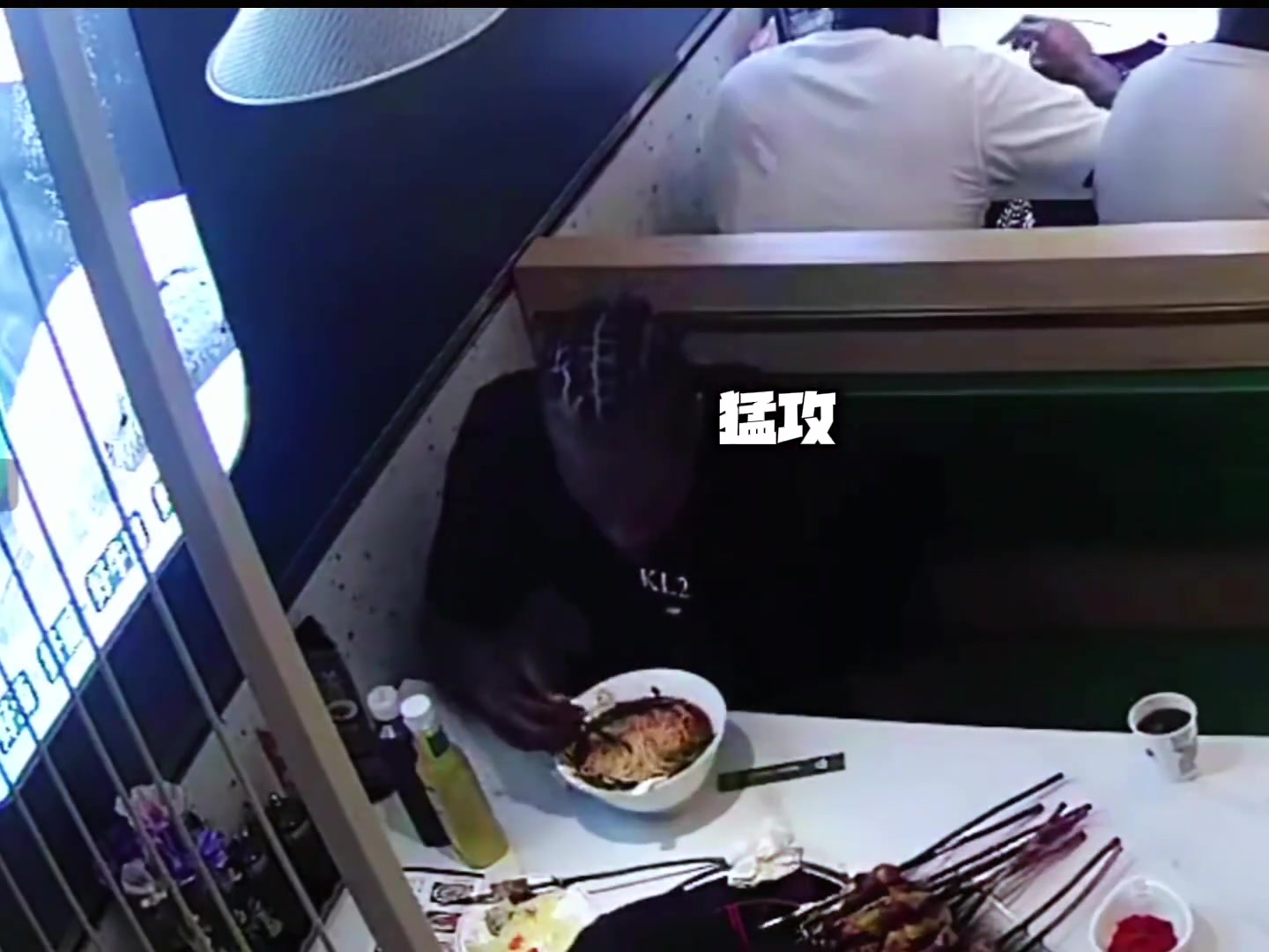 kaiyun.com-光盘行动！莱昂纳德中国行去店里吃牛肉面 筷子用得有模有样