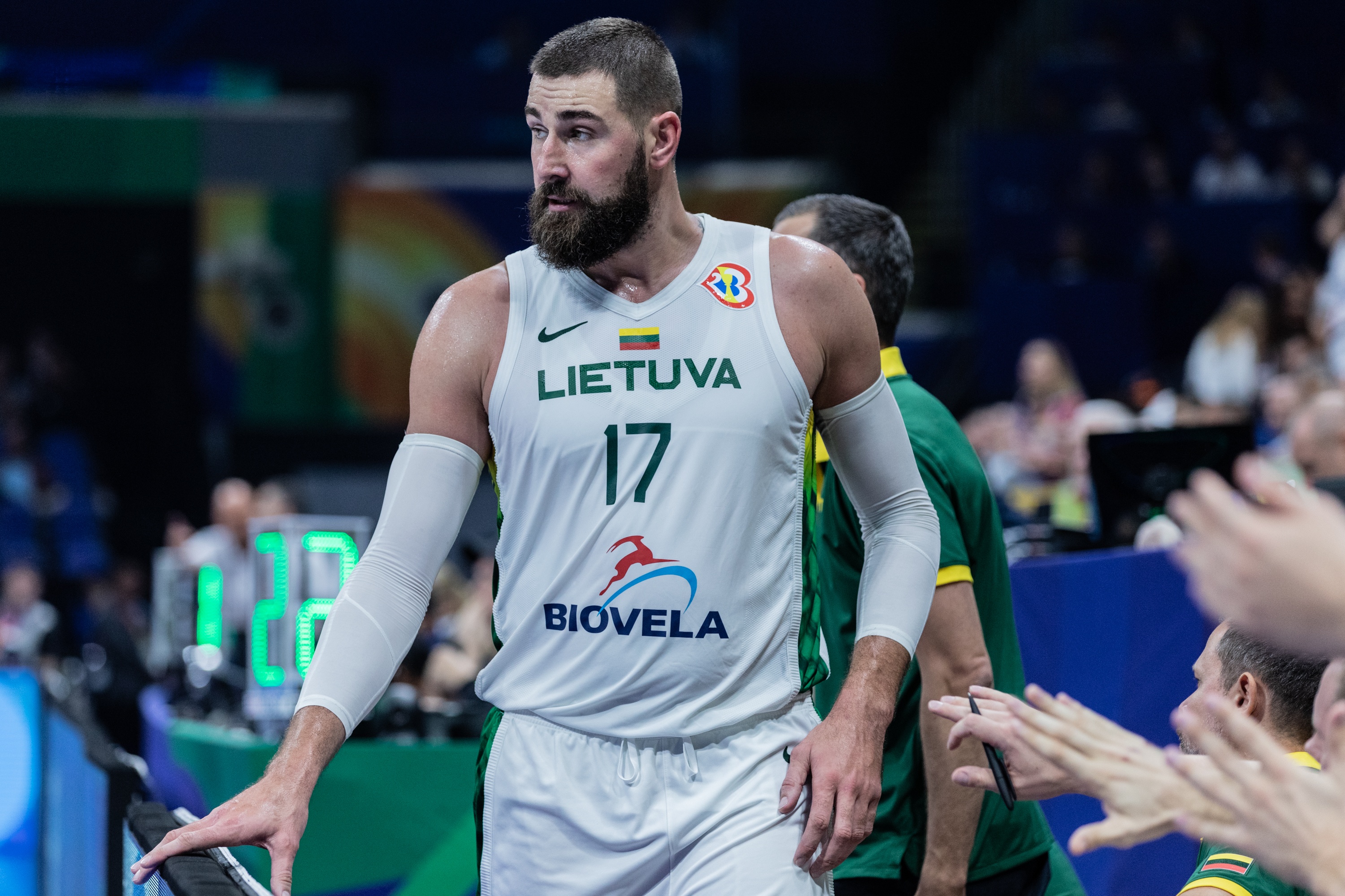 开云网址入口-4犯很困扰！瓦兰丘纳斯8中5&amp;5罚4中 得到14分4板1帽&amp;正负值-15