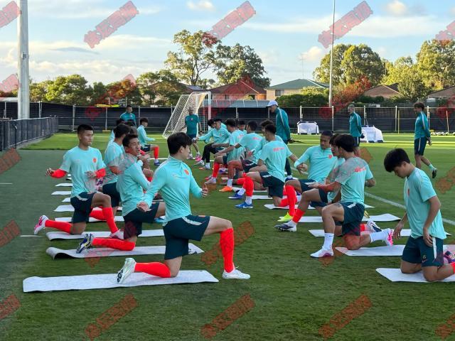 国足抵达悉尼当晚开练 “接班”女足U23国脚单练